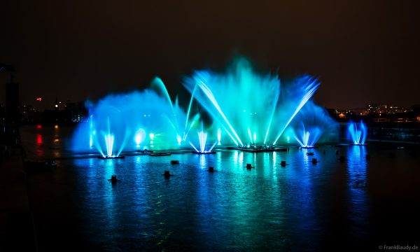 Spektakuläre Wasser- und Lichtshow bei der 50 Jahre Feier von CroisiEurope in Straßburg mit eindrucksvollen Fontänen und Effekten