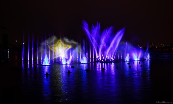 Spektakuläre Wasser- und Lichtshow bei der 50 Jahre Feier von CroisiEurope in Straßburg mit eindrucksvollen Fontänen und Effekten