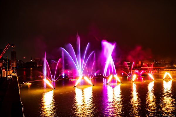 Wassershow mit Feuer, Licht und Wasserfontänen bei der 50 Jahre Feier von CroisiEurope in Straßburg