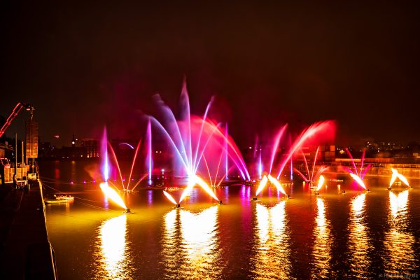 Wassershow mit Feuer, Licht und Wasserfontänen bei der 50 Jahre Feier von CroisiEurope in Straßburg