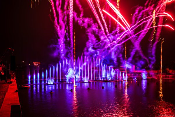 Spektakuläre Wasser- und Lichtshow bei der 50 Jahre Feier von CroisiEurope in Straßburg mit eindrucksvollen Fontänen und Effekten