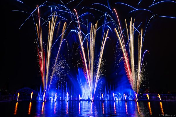 Beeindruckende Wassershow mit Feuer und Feuerwerk zum 50-jährigen Jubiläum von CroisiEurope in Straßburg