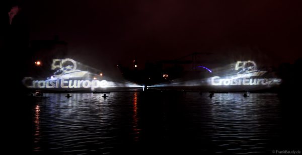 Spektakuläre Wasser- und Lichtshow bei der 50 Jahre Feier von CroisiEurope in Straßburg mit eindrucksvollen Fontänen und Effekten