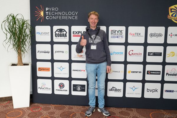 Pyro Technology Conference 2026 – Besucher & Gäste an der Logowand