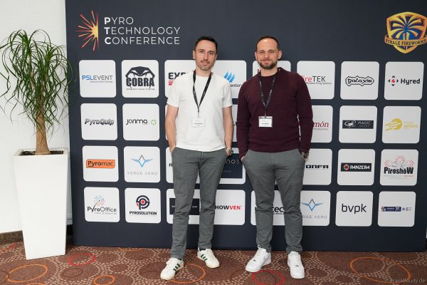 Pyro Technology Conference 2026 – Besucher & Gäste an der Logowand