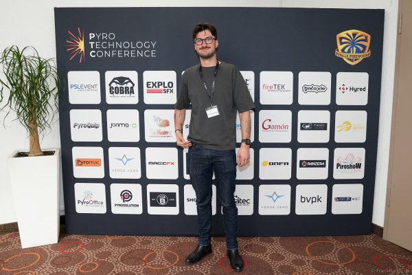 Pyro Technology Conference 2026 – Besucher & Gäste an der Logowand