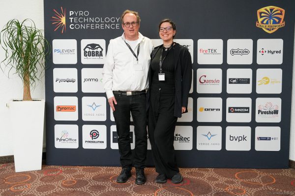 Pyro Technology Conference 2026 – Besucher & Gäste an der Logowand