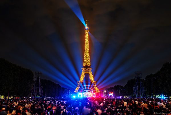 Concert de Paris mit Lichtshow am Champ-de-Mars vor dem Eiffelturm