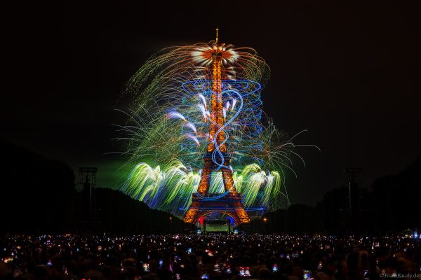 Eiffelturm mit Feuerwerk und leuchtenden Drohnen über dem Champ-de-Mars