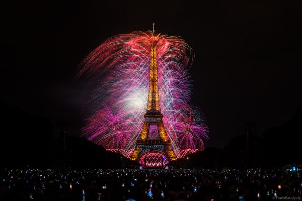Spektakuläres Feuerwerk am Eiffelturm beim französischen Nationalfeiertag 2026