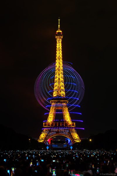 Große Drohnenformation vor dem beleuchteten Eiffelturm in Paris