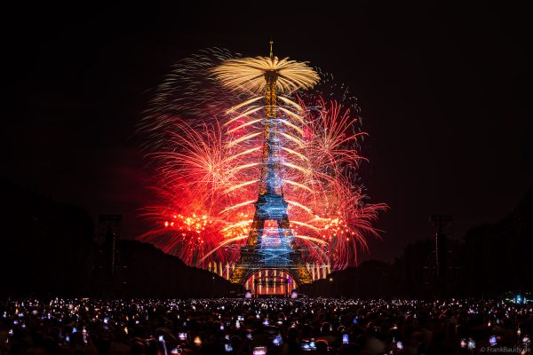 Eiffelturm mit Feuerwerk und leuchtenden Drohnen über dem Champ-de-Mars