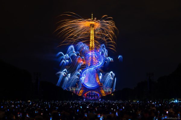Eiffelturm während der großen Feuerwerks- und Drohnenshow in Paris