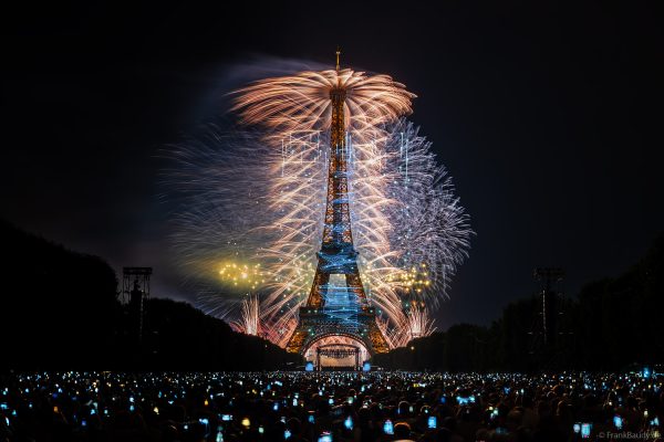 Feuerwerk mit dem Eiffelturm und zahlreichen Drohnen am Pariser Nachthimmel