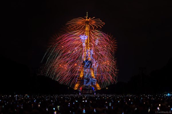 Drohnen bilden eine Freiheitsstatue über dem Eiffelturm, begleitet von Feuerwerk