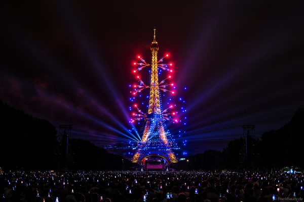 Drohnenformation und farbenprächtiges Feuerwerk über dem Champ-de-Mars