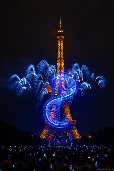 Drohnenformation und farbenprächtiges Feuerwerk über dem Champ-de-Mars