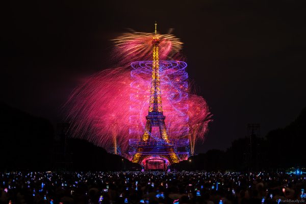Große Feuerwerks- und Drohnenshow über Paris zum französischen Nationalfeiertag 2026
