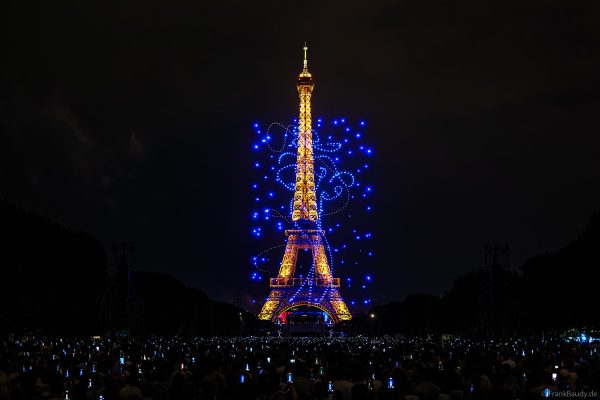 1600 leuchtende Drohnen über Paris während des Feuerwerks am Eiffelturm