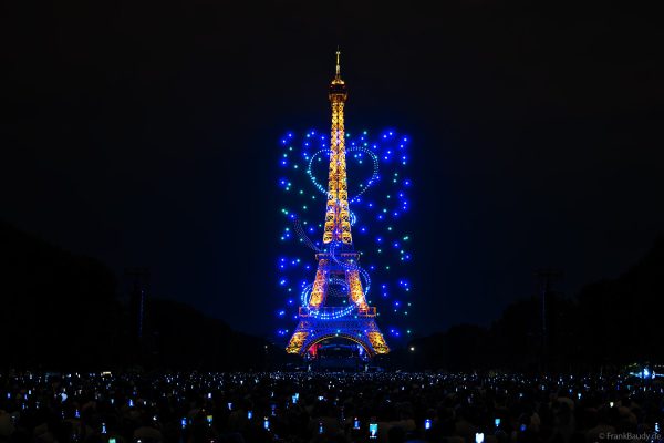 1600 leuchtende Drohnen über Paris während des Feuerwerks am Eiffelturm