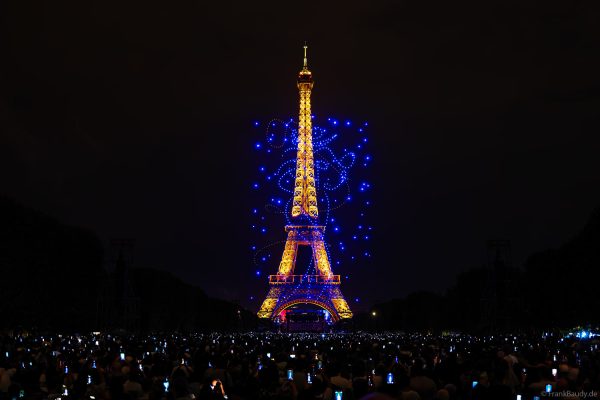 Große Drohnenformation vor dem beleuchteten Eiffelturm in Paris