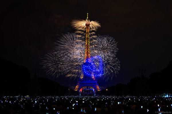 Drohnen und Feuerwerk bei der großen Fête nationale am Champ-de-Mars