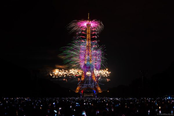 Leuchtende Drohnen und Feuerwerk während der Fête nationale in Paris