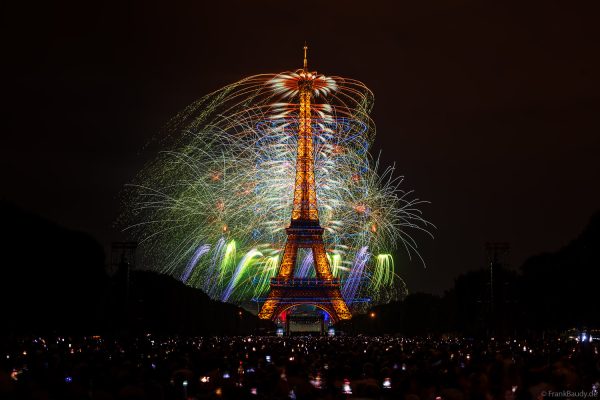 Großes Feuerwerk über dem Eiffelturm mit Drohnenformation am Nachthimmel