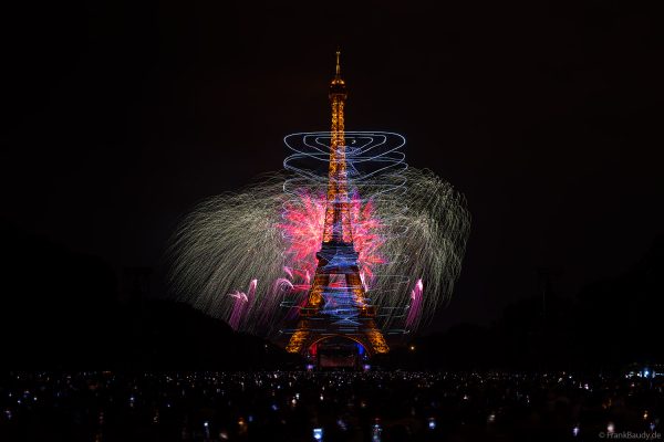 Nächtlicher Blick auf den Eiffelturm mit Feuerwerk und Drohnen