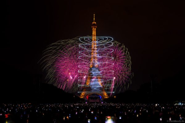 Leuchtende Drohnen und Feuerwerk während der Fête nationale in Paris
