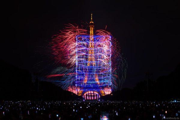 Nächtlicher Blick auf den Eiffelturm mit Feuerwerk und Drohnen