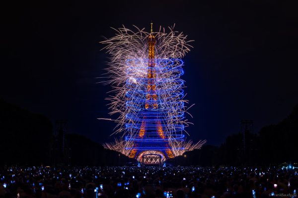 Großflächige Drohnenformation über dem Champ-de-Mars in Paris