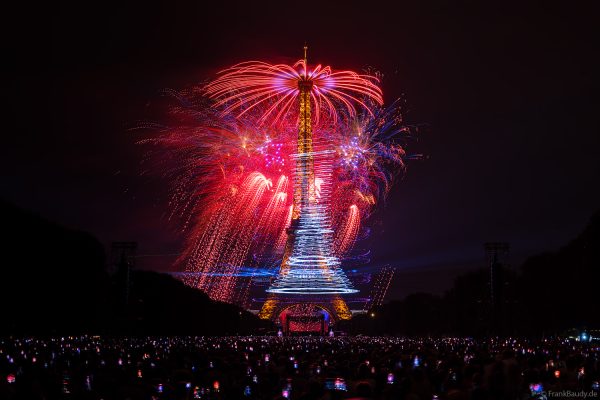Eiffelturm während der großen Feuerwerks- und Drohnenshow in Paris