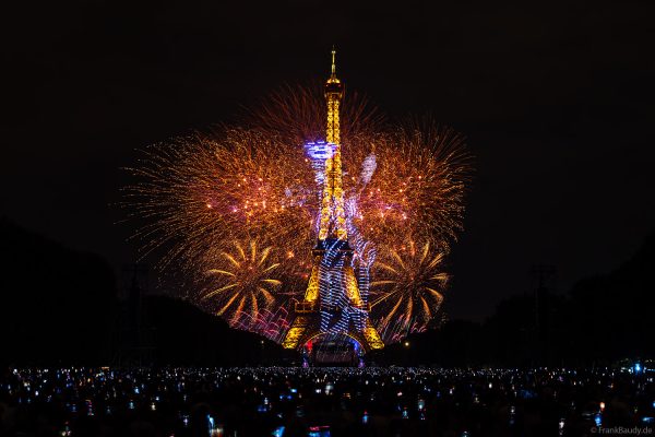 Drohnen bilden eine Freiheitsstatue über dem Eiffelturm, begleitet von Feuerwerk