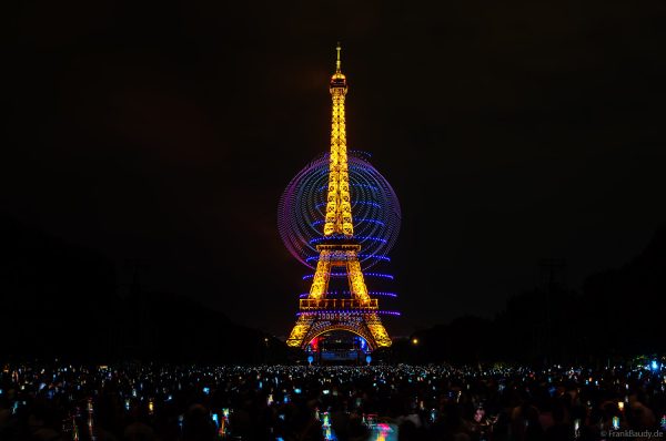 Leuchtende Drohnen bilden eine Formation über dem Eiffelturm in Paris