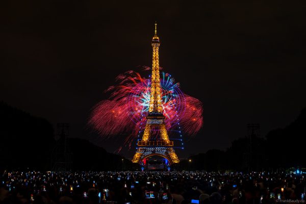 Eiffelturm während der großen Feuerwerks- und Drohnenshow in Paris