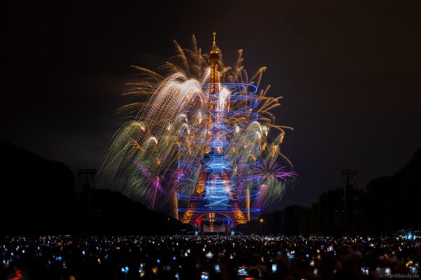 Feuerwerk erleuchtet den Eiffelturm beim Nationalfeiertag in Paris