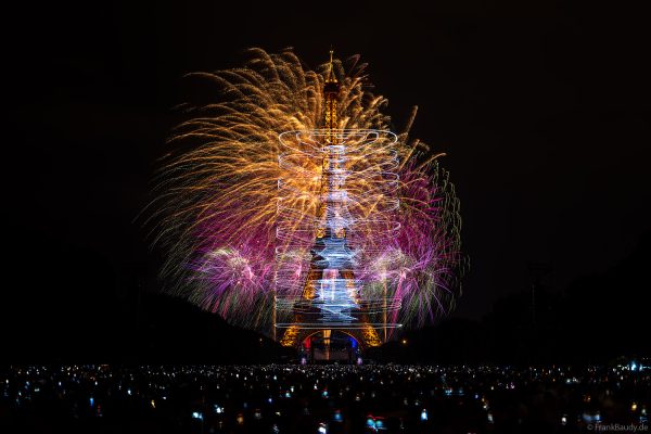 Eiffelturm mit großer Drohnenformation und Feuerwerk am 13. Juli 2026