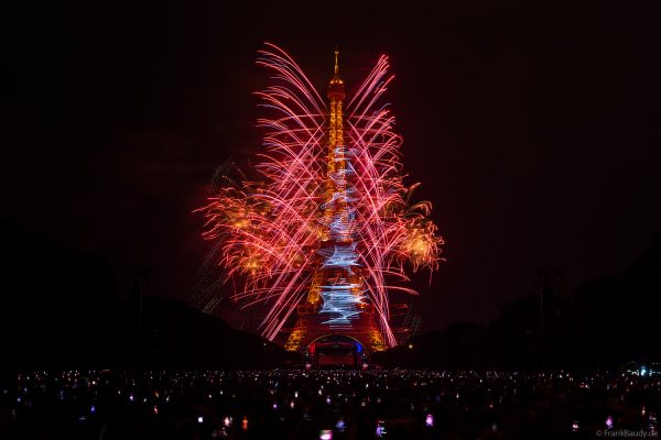 Feuerwerk erleuchtet den Eiffelturm beim Nationalfeiertag in Paris