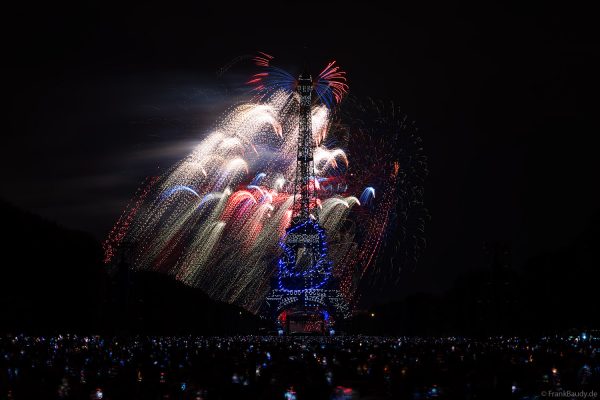 Feuerwerk erleuchtet den Eiffelturm beim Nationalfeiertag in Paris