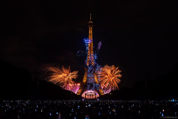 Drohnen bilden eine Freiheitsstatue über dem Eiffelturm, begleitet von Feuerwerk