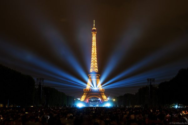 Lichtshow am Eiffelturm nach den Feierlichkeiten zum Nationalfeiertag 2026 in Paris