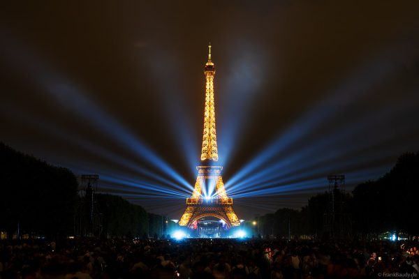 Lichtshow am Eiffelturm nach den Feierlichkeiten zum Nationalfeiertag 2026 in Paris