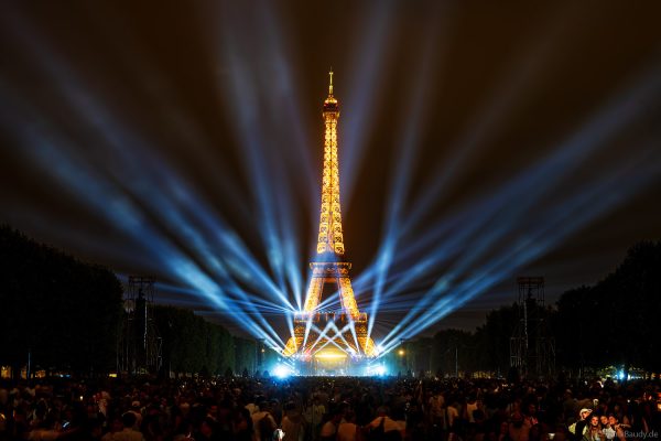 Lichtshow am Eiffelturm nach den Feierlichkeiten zum Nationalfeiertag 2026 in Paris