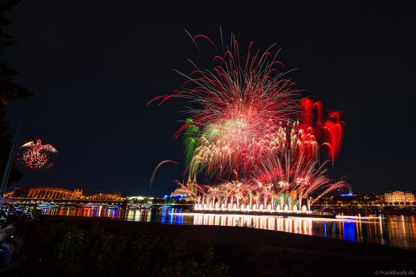 Kölner Lichter mit Feuerwerk und Drohnenshow vor dem Kölner Dom 2026