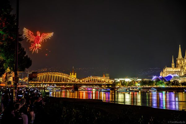 Drohnen bilden einen Phönix über dem Rhein bei den Kölner Lichtern 2026 mit dem Dom im Hintergrund