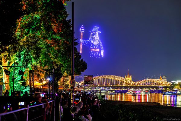 Drohnen formen einen Zauberer über dem Rhein bei den Kölner Lichtern
