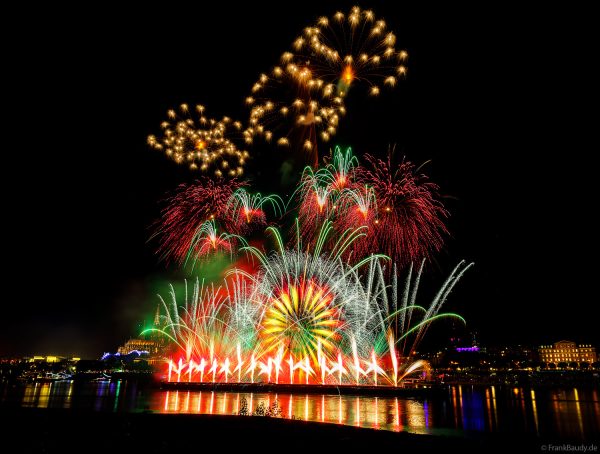 Spektakuläres Feuerwerk über dem Rhein mit Blick auf den Kölner Dom