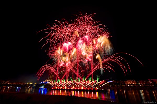 Spektakuläres Feuerwerk über dem Rhein mit Blick auf den Kölner Dom