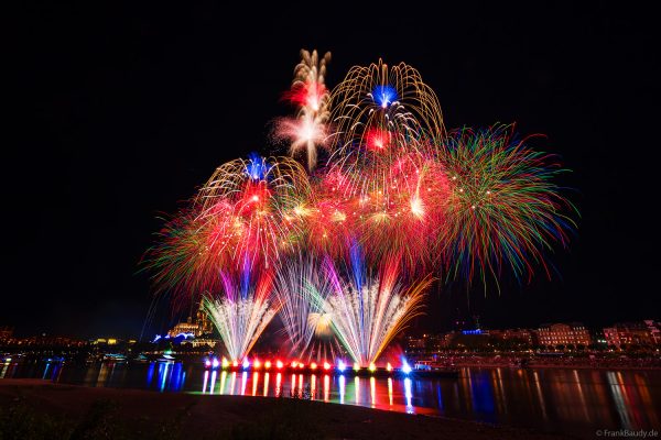 Spektakuläres Feuerwerk über dem Rhein mit Blick auf den Kölner Dom